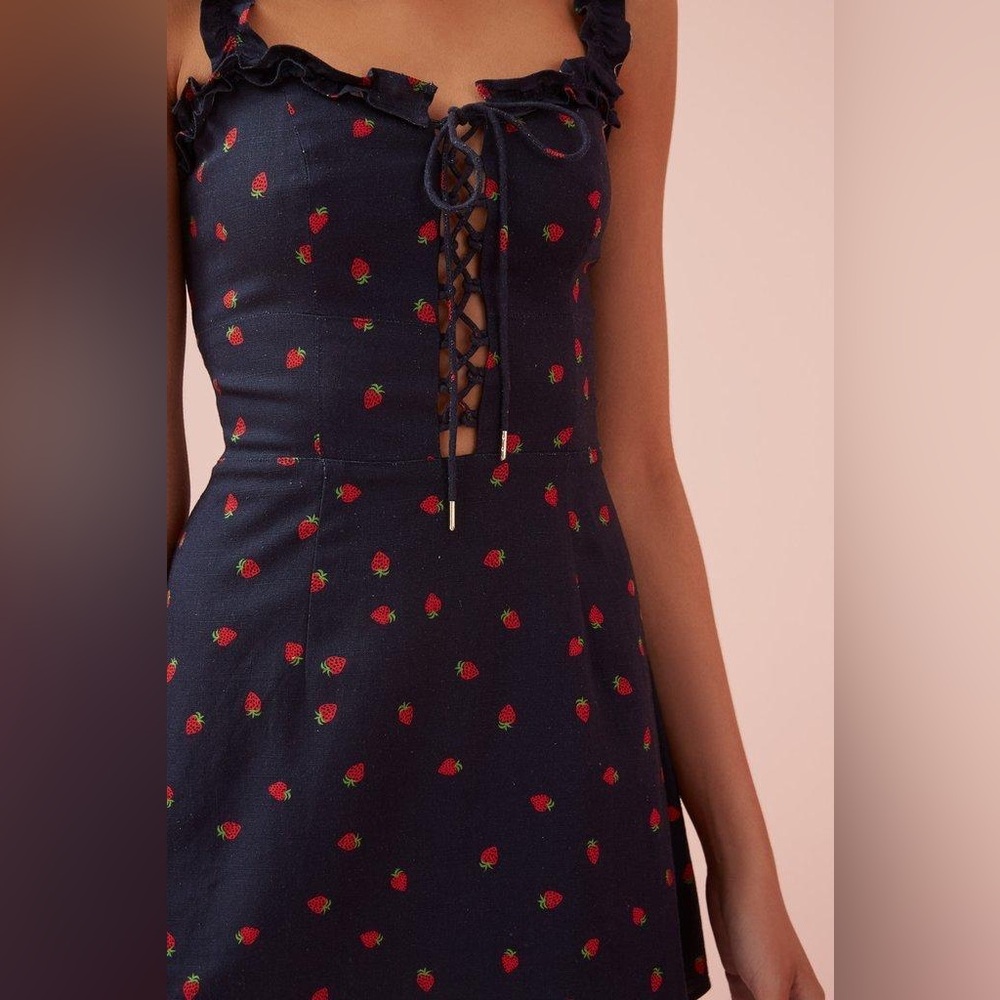 Finders Keepers Lola Mini Dress Strawberry Navy Red Size 4 Viscose Linen Ruffle